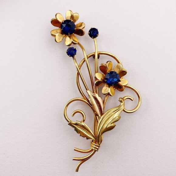VINTAGE Gold-filled flower brooch with dark blue rhinestones ~ 1950s daisy pin - Picture 3 of 10